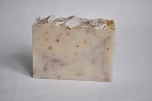 Кремовое мыло с добавлением сушеных цветов кипрея.